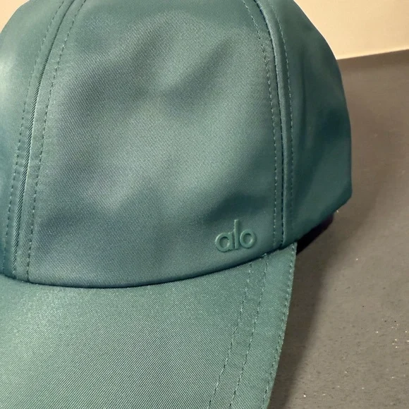 Alo Yoga top satin winter ivy off-duty cap - Picture 2 of 3